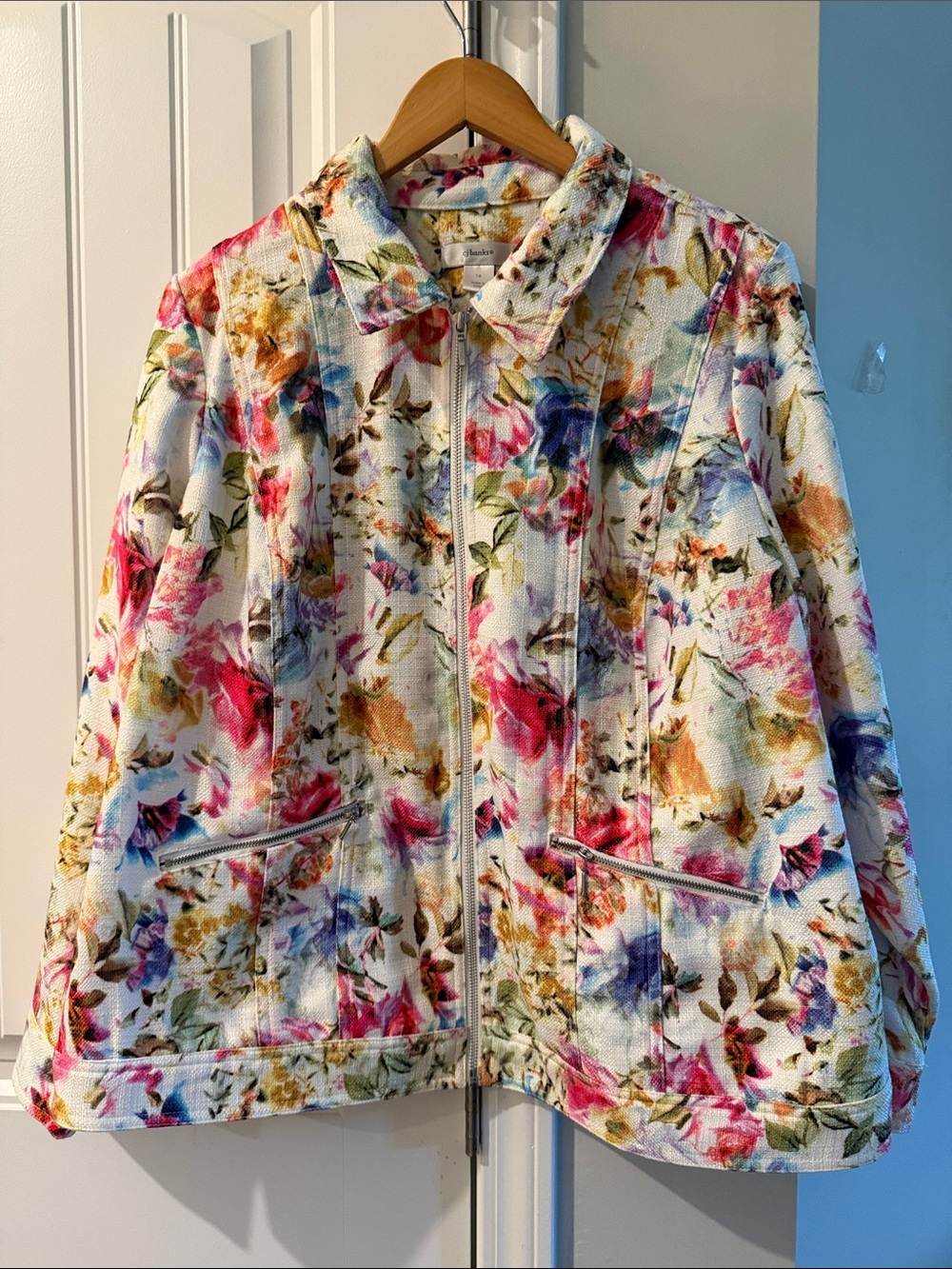 CJ Banks Jacket Women's Size 1X
White with Multicolored Floral Print
Zip Front